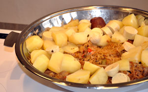 Choucroute polonaise : cuisson du chou et des pommes de terre dans le wok