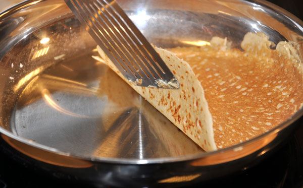 Cuisson d'une crêpe dans une poêle