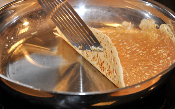 Cuisson d'une crêpe dans une poêle Baumstal en inox 18/10