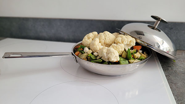 La petite poele 20 cm équipée d'un couvercle cloche en inox est idéale pour la cuisson douce d'une petite quantité de légumes bio.