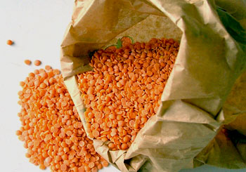 Lentilles corail dans un sac en papier