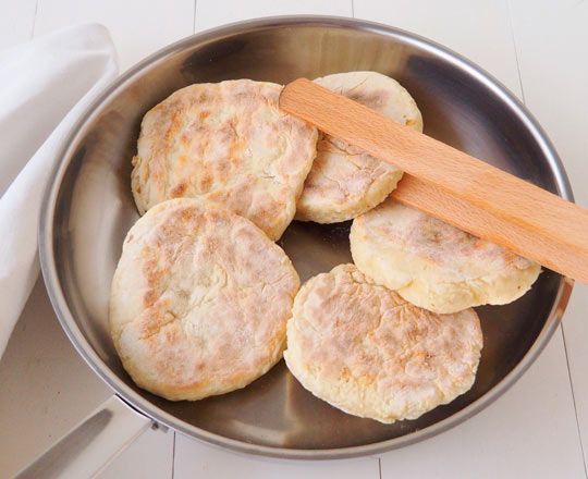 Cuisson de petits pains dans la poele Baumstal