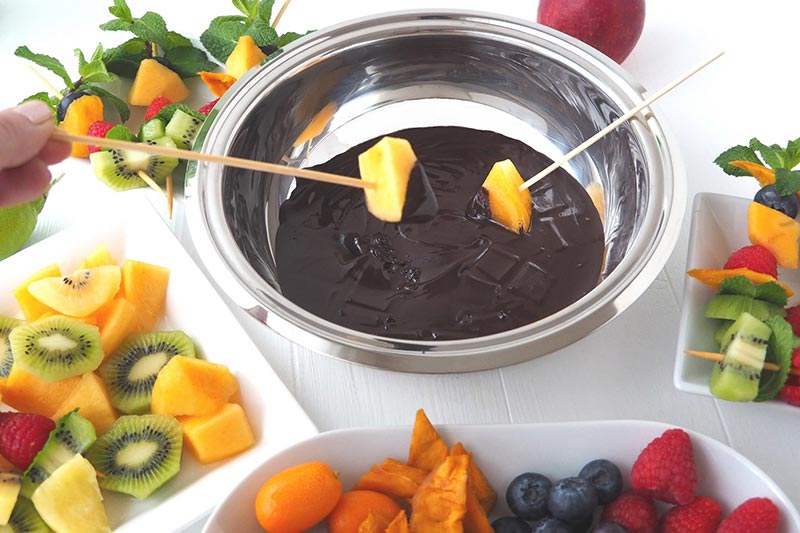 Fondue au chocolat accompagnée de fruits frais. Service dans le légumier Baumstal en inox