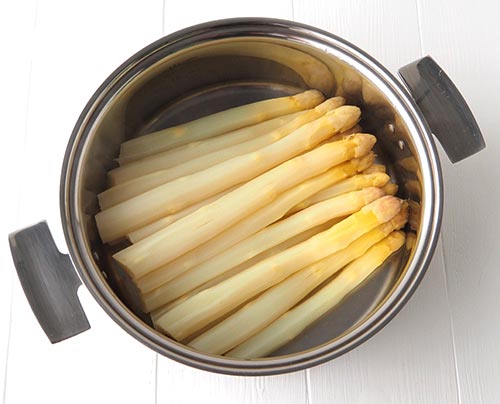 Cuisson douce des asperges dans la sauteuse inox Baumstal : cuisson sans eau