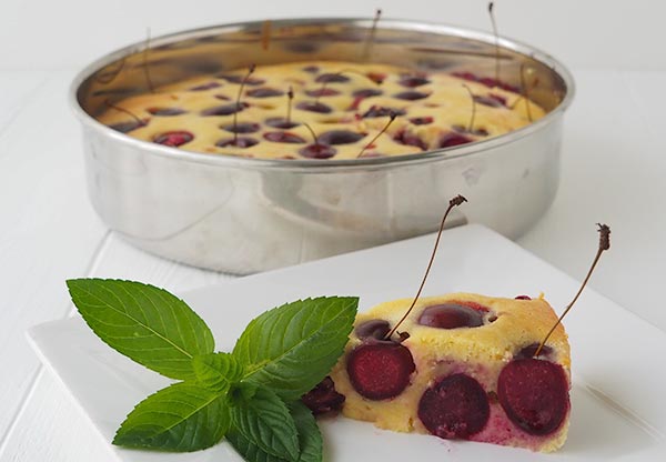 Moelleux aux cerise dans son moule à gateaux en inox