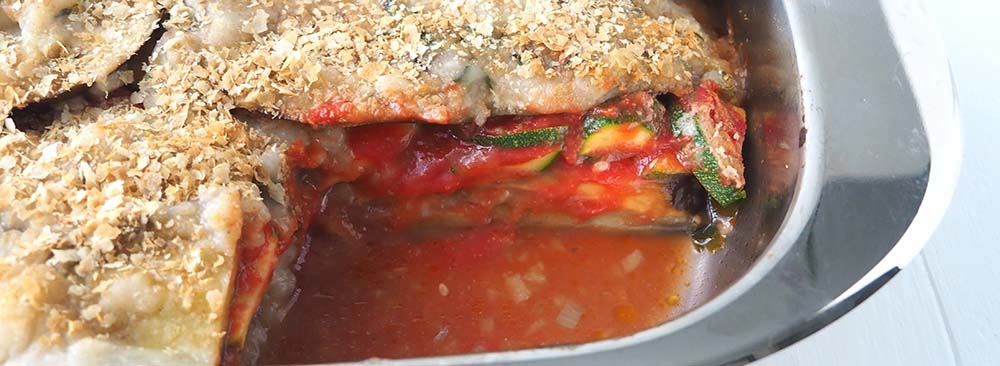 Recette d'aubergines en lasagnes : détail de la préparation dans le plat à four en inox.