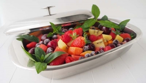 Le plat à four en inox et son couvercle est idéal pour la présentation et la conservation d'une salade de fruits