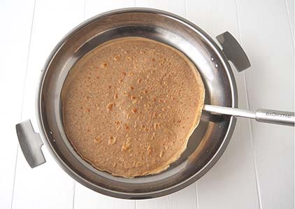Dans la poêle en inox il est facile de cuire de délicieuses crêpes