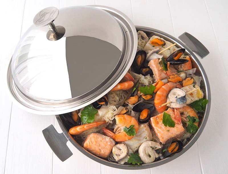 Choucroute de la mer dans la poele paella Cuisson de la choucroute au poisson dans la poele