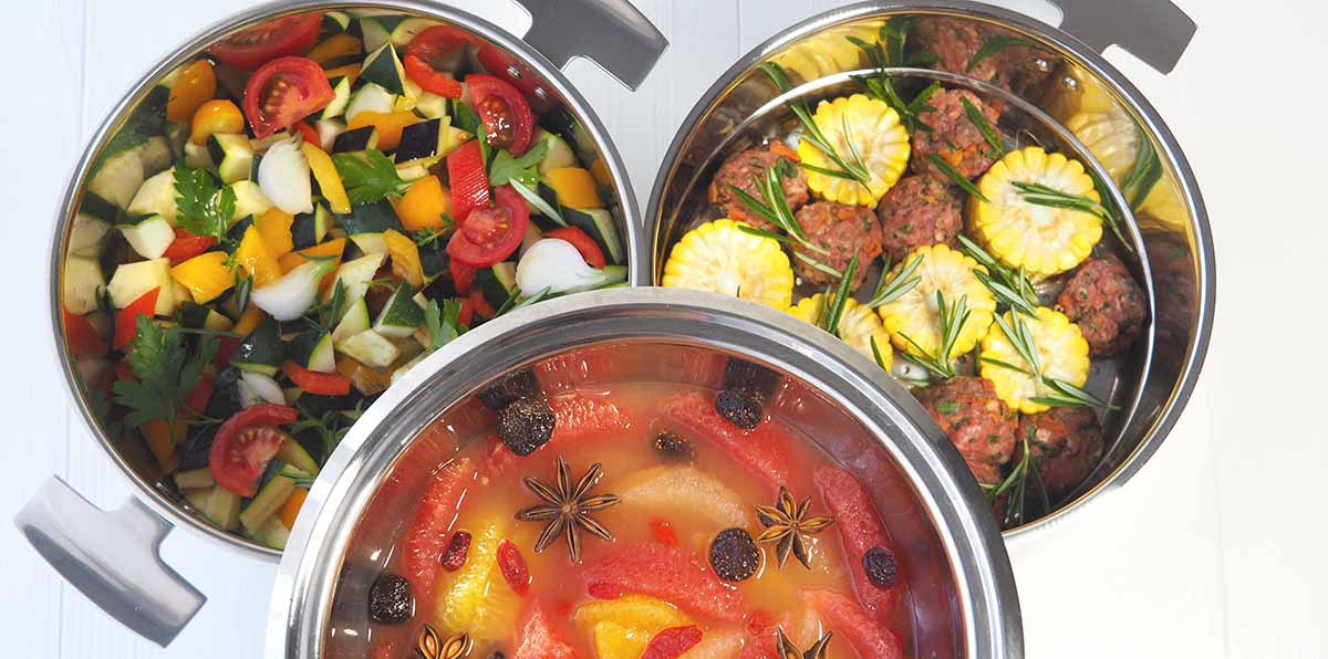 Nous avons réalisé 3 cuisson simultannées dans cet Ensemble Cuisson Douce : une ratatouille dans la Marmite, du maïs et des boulettes dans la Passoire vapeur et des fruits dans la Légumier (bol bain-marie)