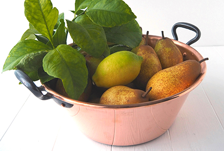 Ingrédients pour la confiture de poires : poires et citron dans la bassine à confiture en cuivre