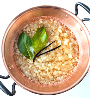 Cuisson de la confiture de poires dans la bassine en cuivre