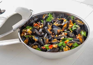 Cuisson de moules dans le wok et son couvercle cloche en inox