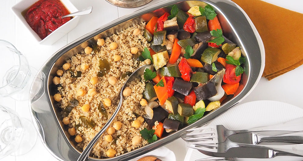 Recette de couscous végan. La préparation est servie dans un plat à four en inox