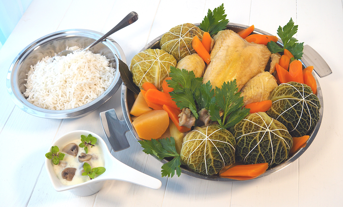 Recette de poule au pot avec des pannequets de chou. Présentation du repas dans la poêle Paella en inox 18/10 28 cm.