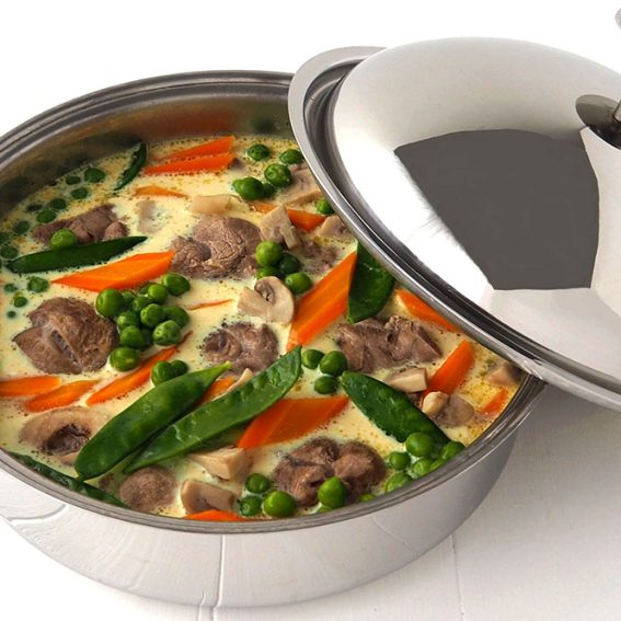 recette saute de veau Recette de sauté de veau printanier. Ici la préparation est présentée dans la Sauteuse Cuisson Douce avec son couvercle cloche en inox.