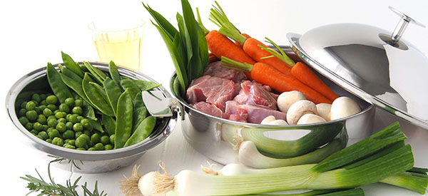 Les ingrédients pour la recette de sauté de veau : viande, carottes, champignons, peits-pois