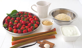 Les ingrédients de la tarte à la fraise : fraises, rhubarbe, fromage de brebis, vanille ...
