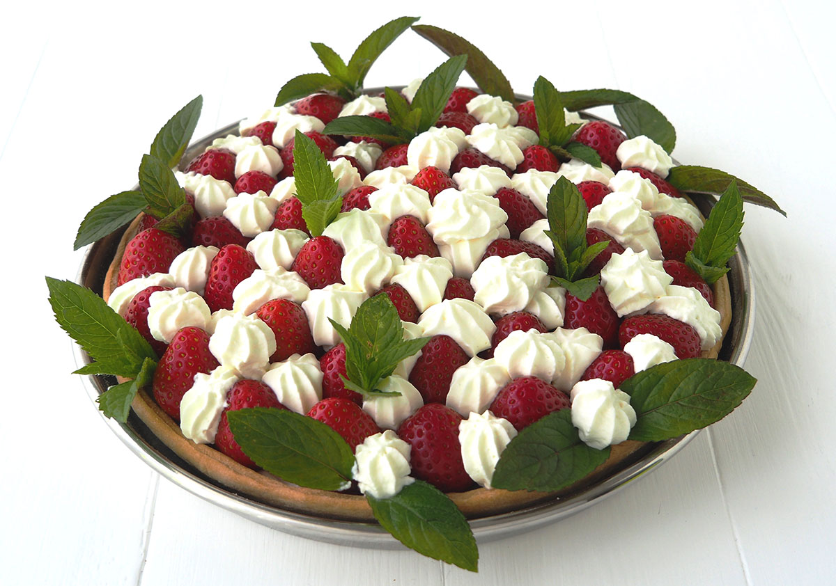 Cette tarte fraise rhubarbe décorée avec de la chantilly a été cuite dans un moule à tarte Baumstal en inox