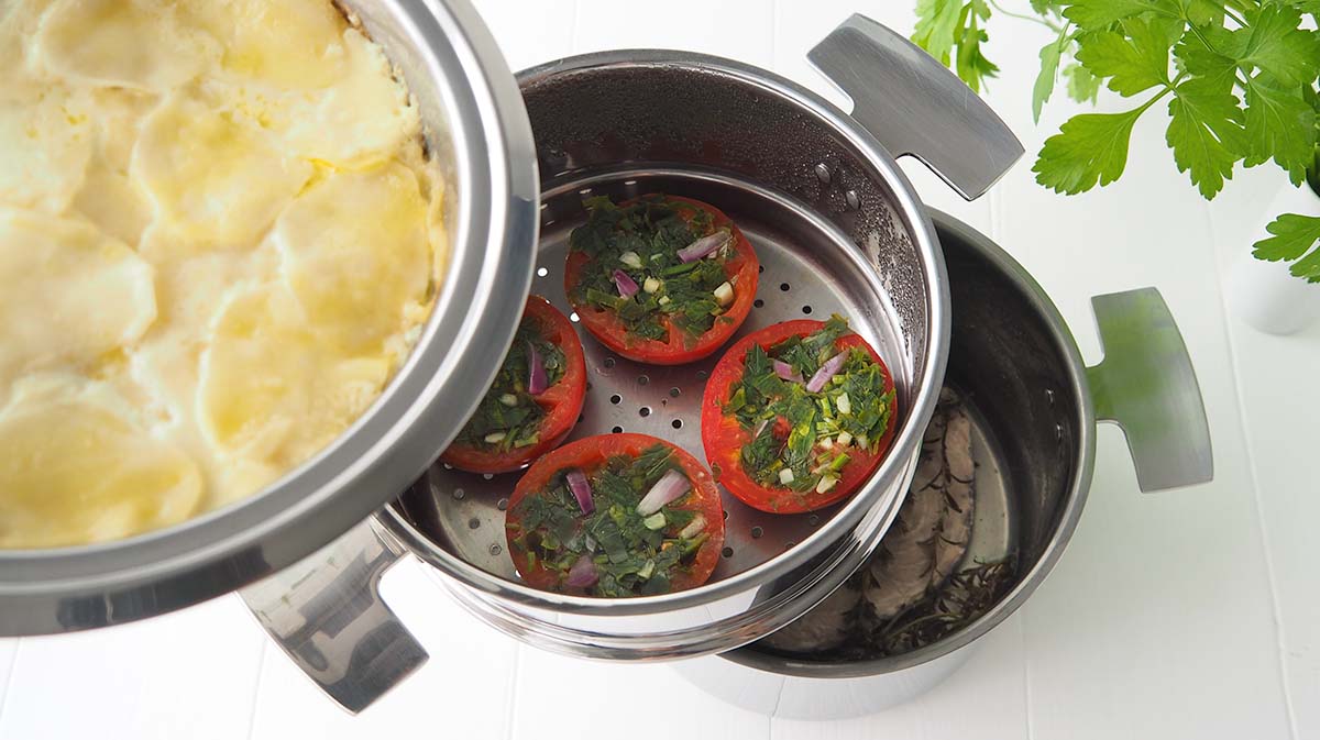 Cuisson étagée des 3 ingrédients de la recette de gratin de pommes de terre tomates provencales et thon