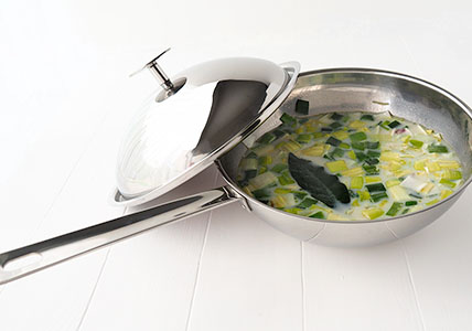 Une soupe cuite dans le wok inox avec son couvercle cloche en inox
