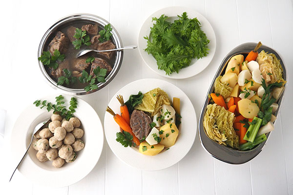 La recette de pot au feu : présentation sur assiette et dans le plat de service