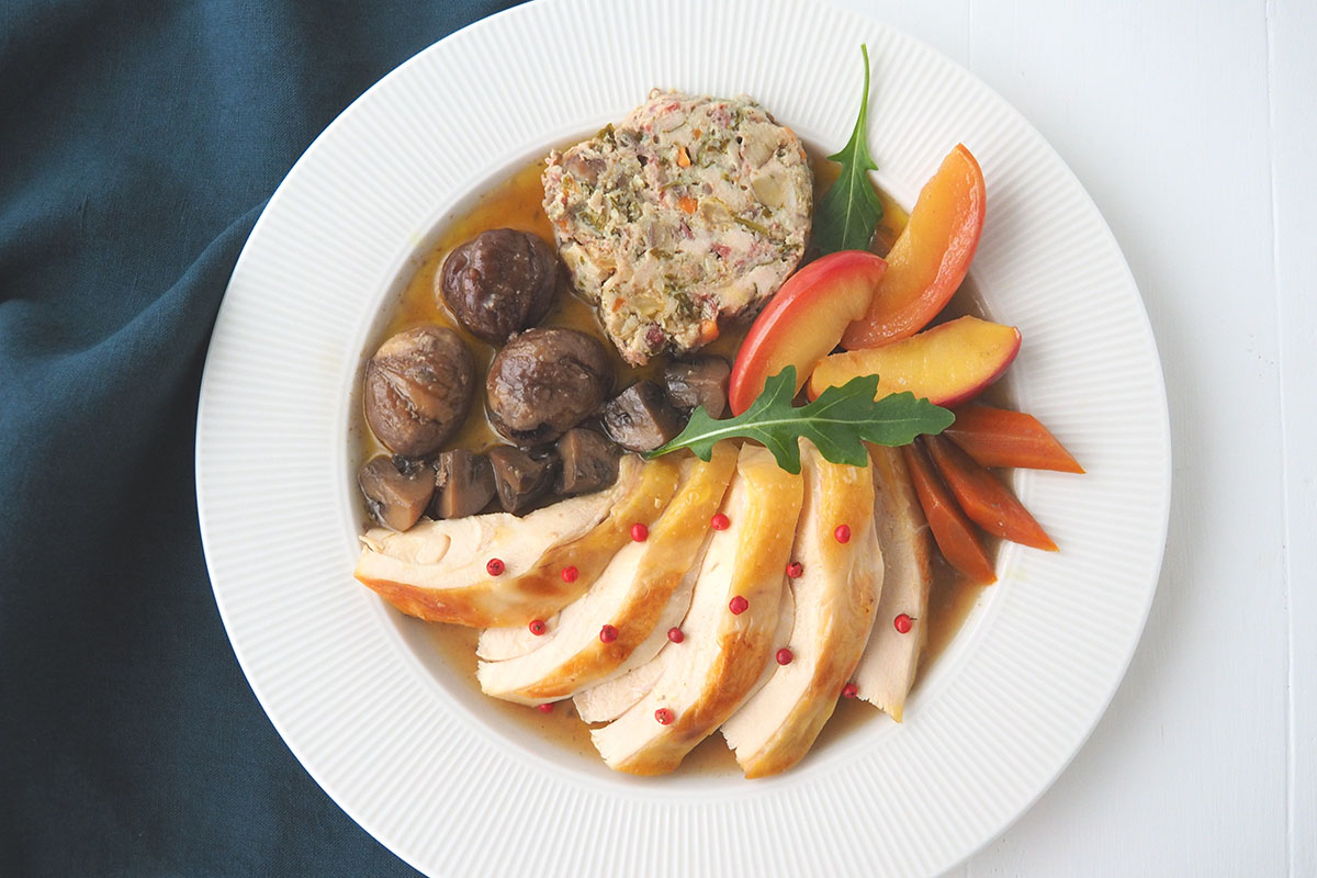 La recette du chapon : assiette de présentation avec viande, farce et marrons
