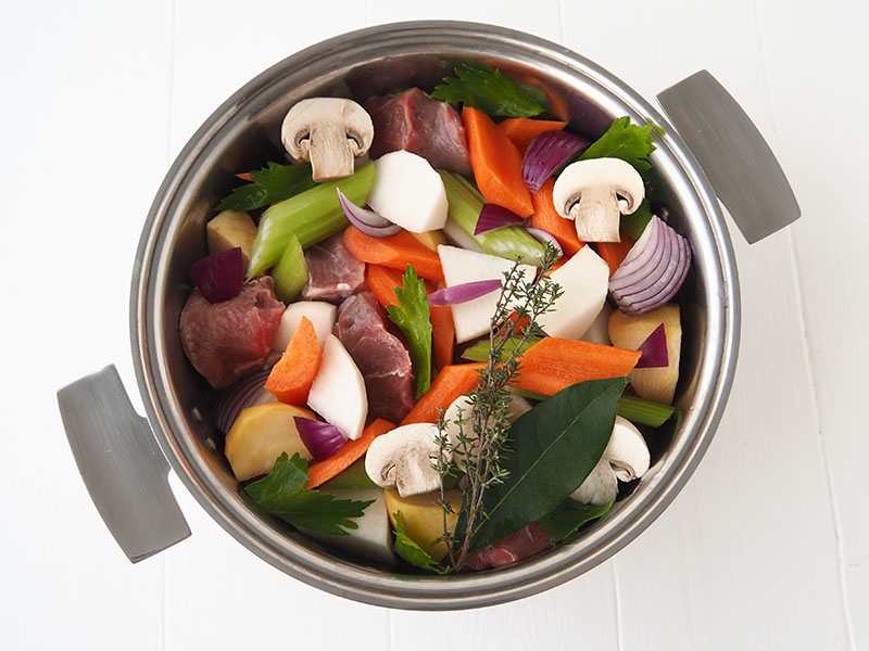 Pour la cuisson douce du navarin d'agneau la viande et les légumes sont disposés dans la sauteuse