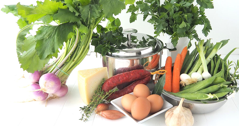 Les ingrédients pour la recette de primeurs de légumes, chorizo et œufs brouillés.