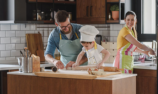 Préparation d'un repas en famille