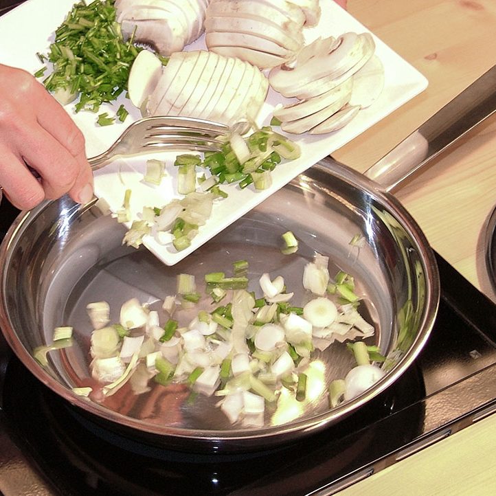 cuisson champignons poele Préparation d'un repas : cuisson des champignons dans la poêle à frire