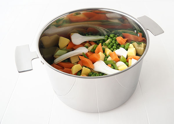 Cuisson douce de la jardinière de légume dans la Marmite