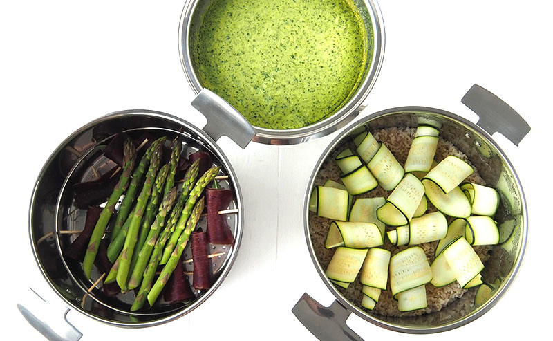 Asperges 3 etages On réalise 3 cuissons en même temps : une cuisson douce dans la marmite sur laquelle on superpose la passoire vapeur. Au dessus le Légumier va permettre une cuisson au bain marie