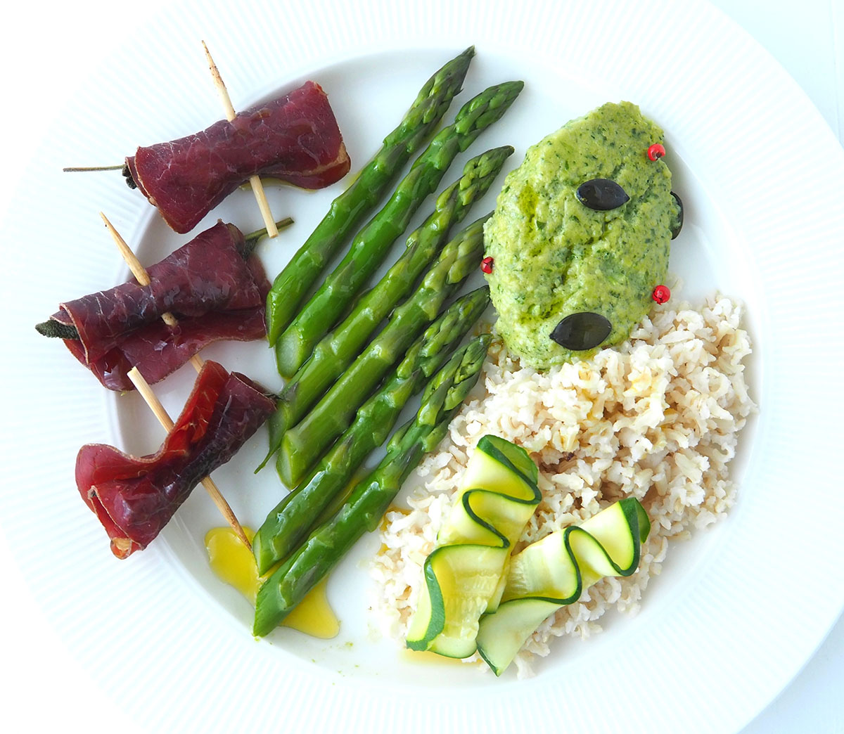 AspergesAssiette Assiette d'asperges vertes avec riz, viande des grisons et mousse d'asperges