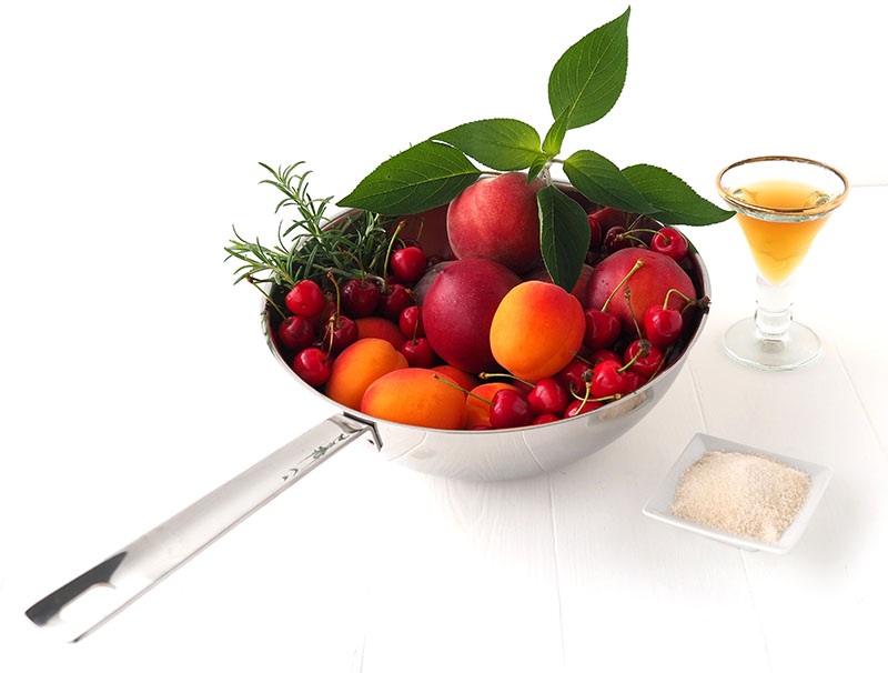 wok fruits ingredients Wok baumstal en inox 18/10 avec des fruits frais. Ce sont les ingrédients de la recette du wok de fruits