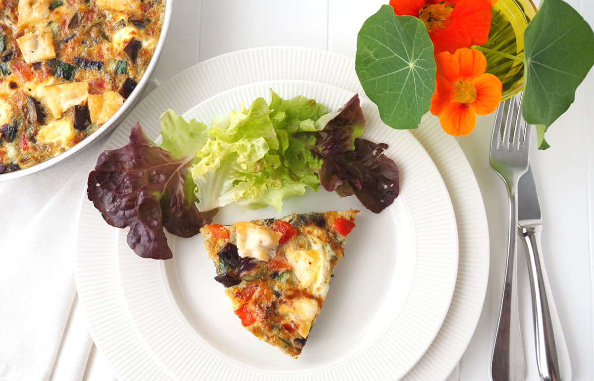 Assiette avec une portion de frittata méditerranéenne préparée dans la Poêle Baumstal en inox