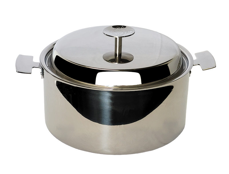 La Cocotte Baumstal avec son couvercle est en inox 18/10 avec un fond thermique en cuivre
