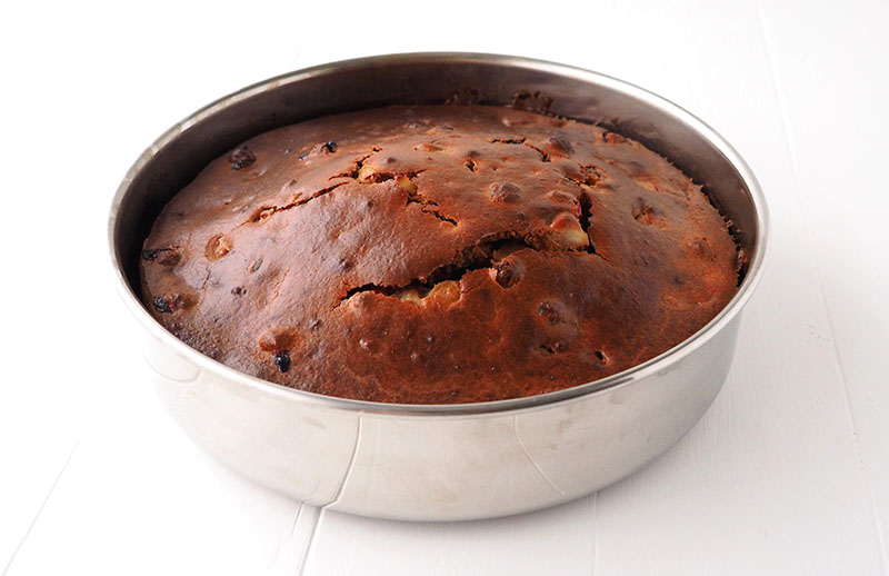 gateau apres cuisson Le gâteau après cuisson dans le moule à gateau en inox