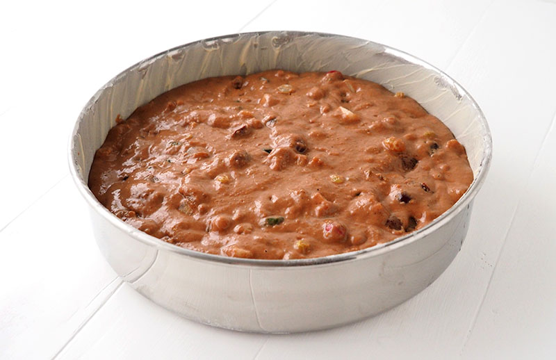 gateau haut avant cuisson La préparation pour le gâteau avant sa cuisson dans la Tourtière en inox