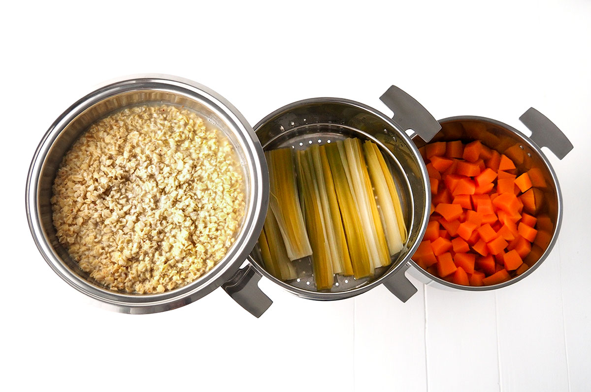 Cuisson 3 etages 3 cuissons différentes ont été réalisées en une fois : cuisson à l'étouffée dans la Marmite. Une cuisson à la vapeur douce dans la passoire haute qui vient se superposer à la marmite. Sur le dessus on aura une cuisson au bain marie dans le Légumier