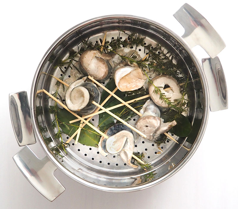 Rolls de poissons vapeur après cuisson dans la passoire haute Cuisson à la vapeur douce dans la Passoire Haute en inox