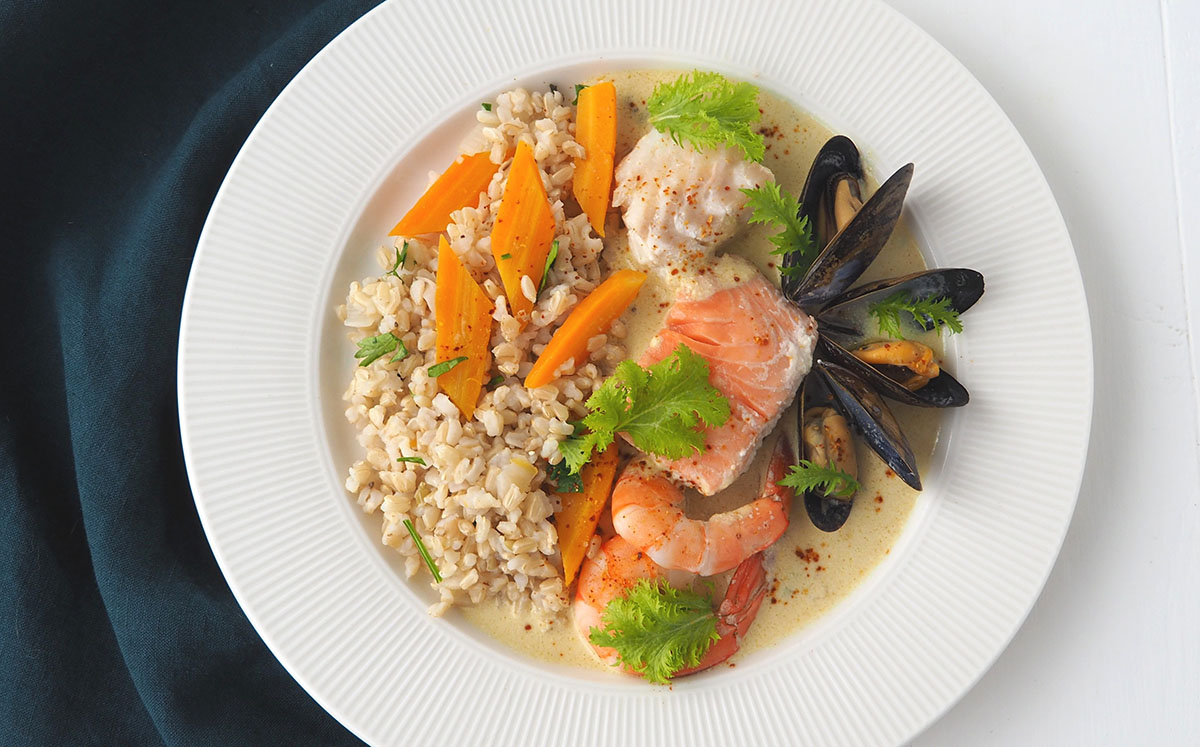 Recette de cassolette de la mer. Présentation du poisson dans l'assiette.