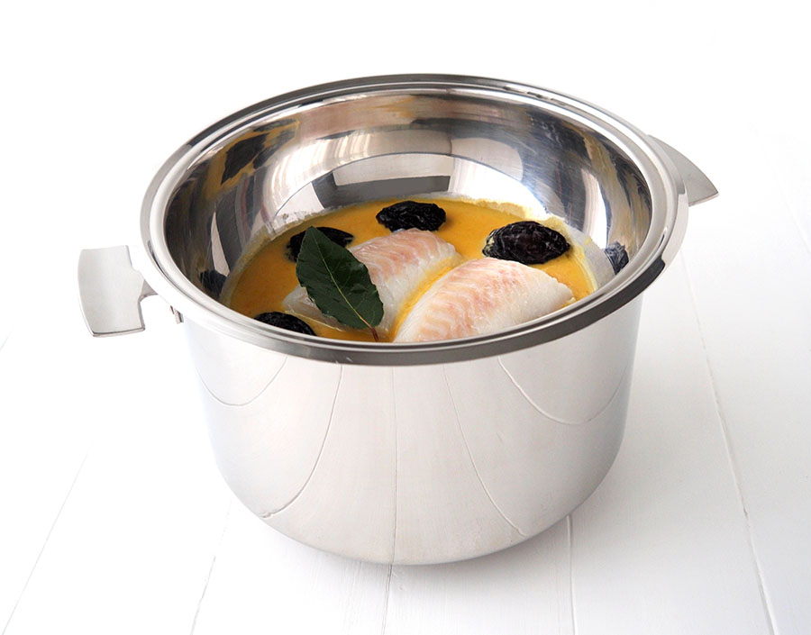 Cuisson du cabillaud au bain marie en même temps que les carottes qui sont dans la marmite