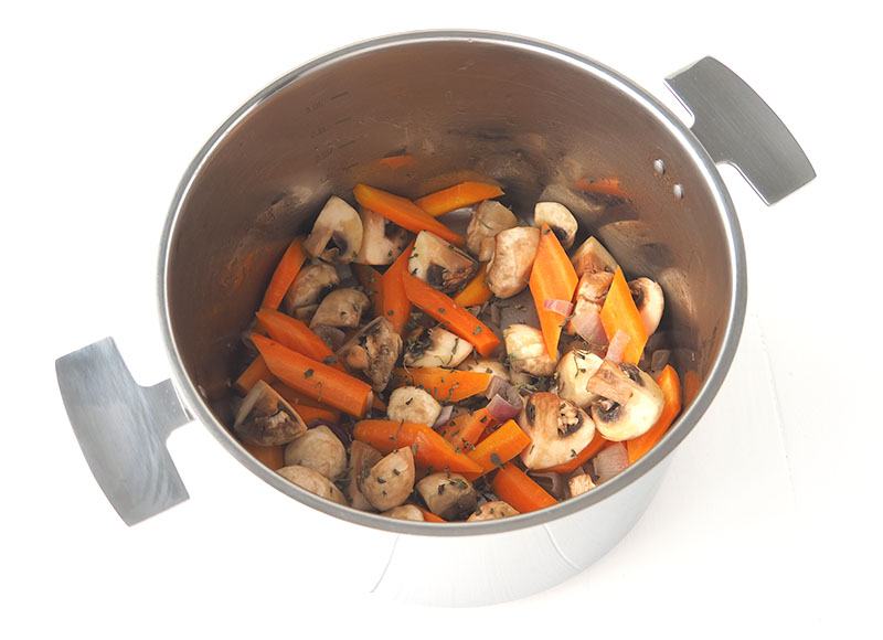 Les légumes cuisent dans la Marmite