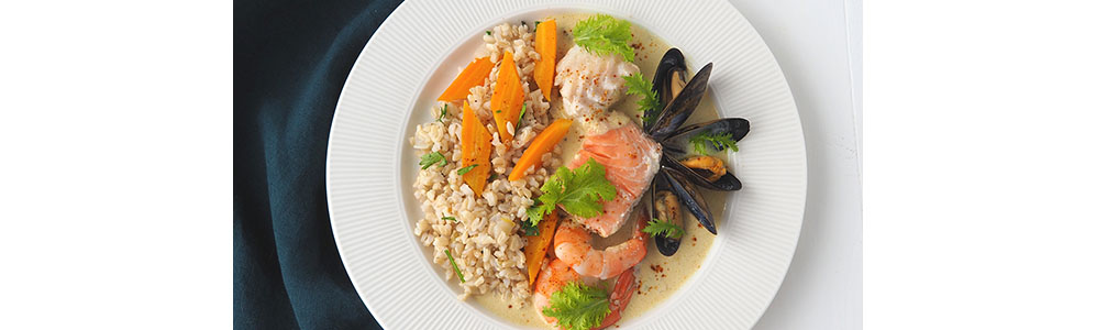 Cassolette de la mer – Riz aux carottes nouvelles et sa petite sauce qui va si bien avec.