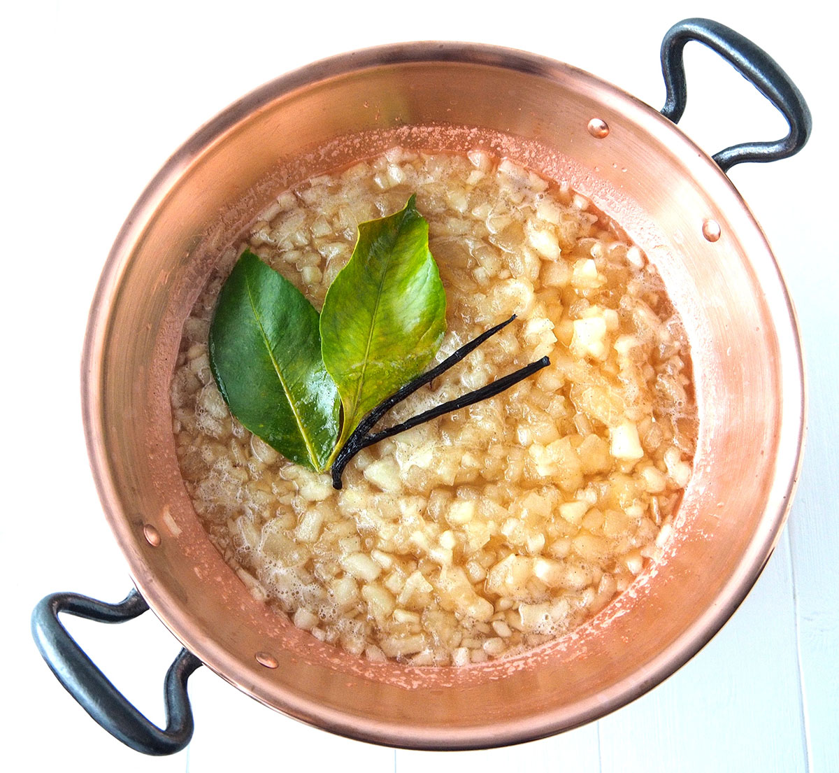 Bassine cuivre cuisson Pour la confiture, la conservation repose sur la cuisson, la concentration en sucre, l’acidité des fruits et une mise en pot réalisée dans de bonnes conditions d’hygiène. Les propriétés antimicrobiennes du cuivre pourraient venir compléter ces mécanismes naturels de conservation.