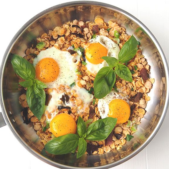 Oeufs au plat sur lit de céréales Cuisson des œufs au plat sur un lit de céréales