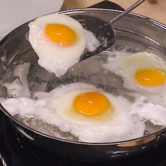 Oeufs au plat sur lit d'eau Cuisson d'œufs au plat sur un lit d'eau