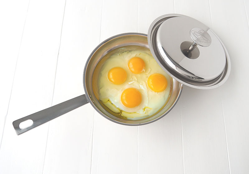 poele oeufs au plat cuisson 1 Cuisson des œufs au plat dans une poêle en inox 18/10
