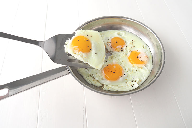 poele oeufs au plat cuisson 2 Les œufs au plat ont été cuits dans la poêle Baumstal en inox 18/10